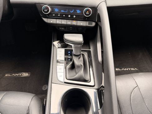 Used 2021 Hyundai Elantra Limited image 19