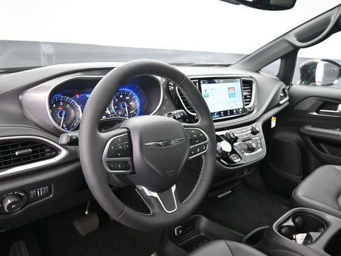 New 2026 Chrysler Pacifica Select image 16