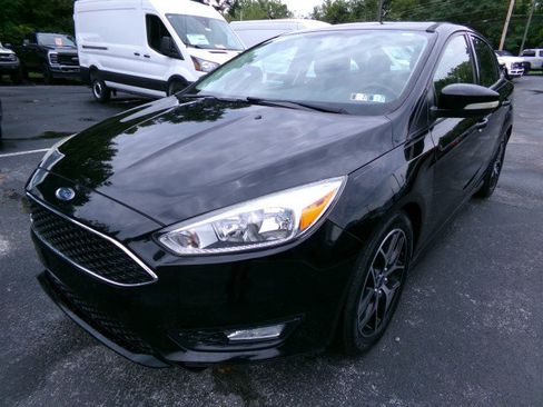 Used 2016 Ford Focus SE w/ SE Sport Package FWD image 4