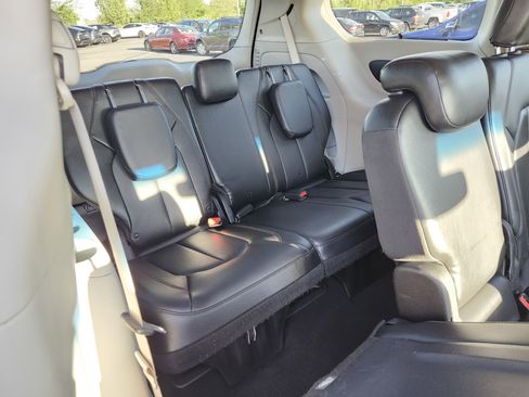 Used 2019 Chrysler Pacifica Touring-L FWD image 20