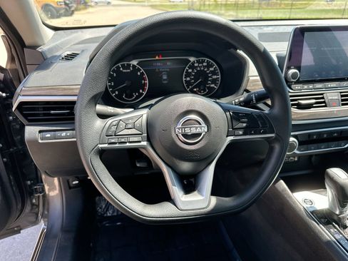 Used 2025 Nissan Altima 2.5 SV FWD image 14