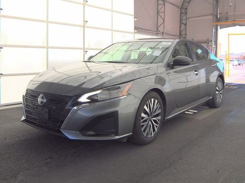 Used 2025 Nissan Altima 2.5 SV image 1