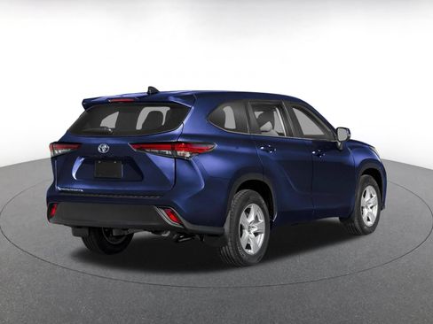Used 2025 Toyota Highlander LE FWD image 2