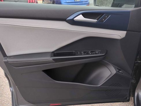 Used 2024 Volkswagen Taos SE image 21