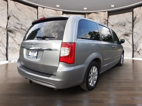 Used 2016 Chrysler Town & Country Touring w/ Driver Convenience Group FWD image 6