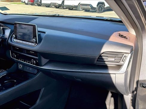 Used 2023 Nissan Rogue SV w/ SV Premium B Package image 13