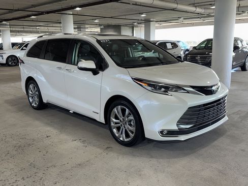 Used 2021 Toyota Sienna Platinum image 2
