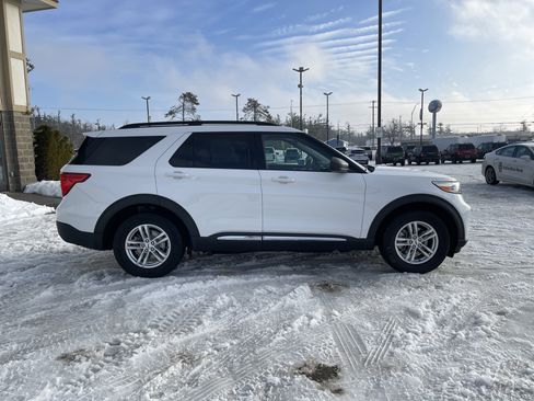 Certified 2022 Ford Explorer XLT image 2