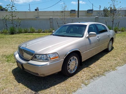 Used 2006 Lincoln Town Car Signature Limited RWD image 1