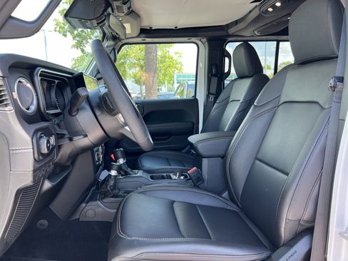 Used 2025 Jeep Wrangler Unlimited Sahara AWD/4WD image 16