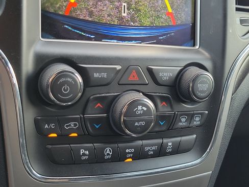 Used 2018 Jeep Grand Cherokee Laredo AWD/4WD image 24