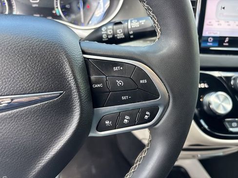 Used 2023 Chrysler Pacifica Touring-L FWD image 21