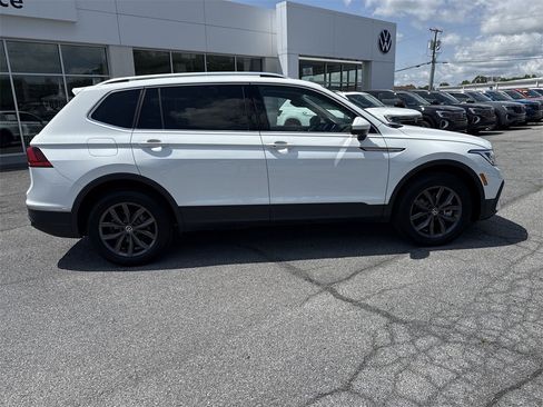 Used 2024 Volkswagen Tiguan SE image 4