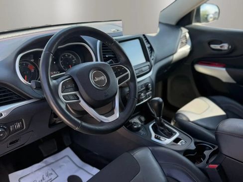 Used 2018 Jeep Cherokee Trailhawk AWD/4WD image 10