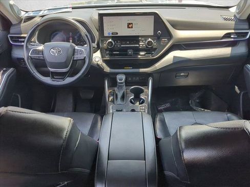 Used 2023 Toyota Highlander Limited FWD image 17
