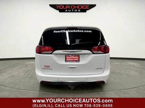 Used 2017 Chrysler Pacifica Limited FWD image 4