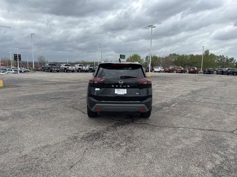 Used 2023 Nissan Rogue SV w/ SV Premium B Package image 4