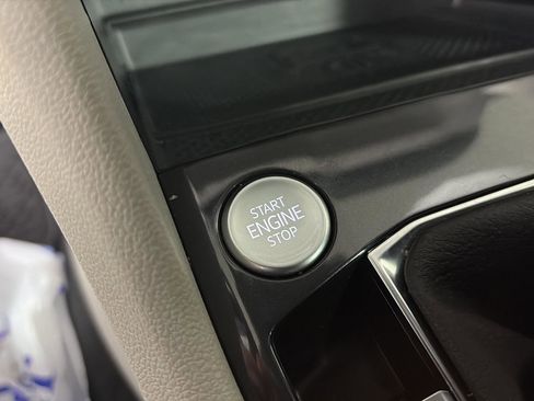 Used 2024 Volkswagen Tiguan SE R-Line image 31