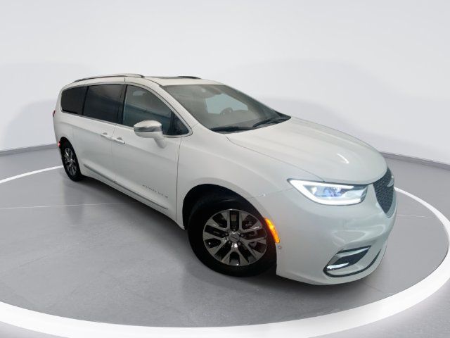 Used 2024 Chrysler Pacifica Pinnacle FWD image 1