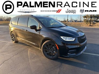 Used 2024 Chrysler Pacifica Limited w/ Uconnect Theater Family Group