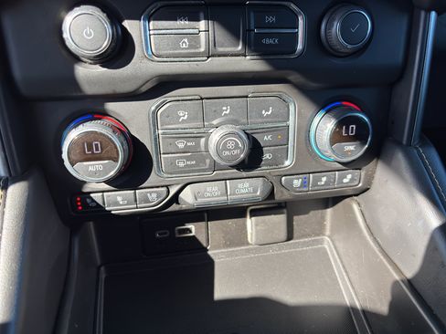 Used 2022 Chevrolet Suburban Premier image 35