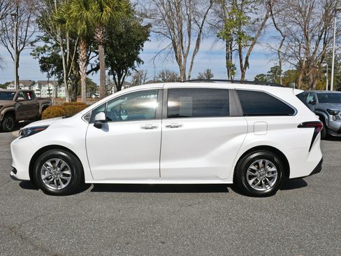Used 2025 Toyota Sienna XLE w/ XLE Plus Package image 2