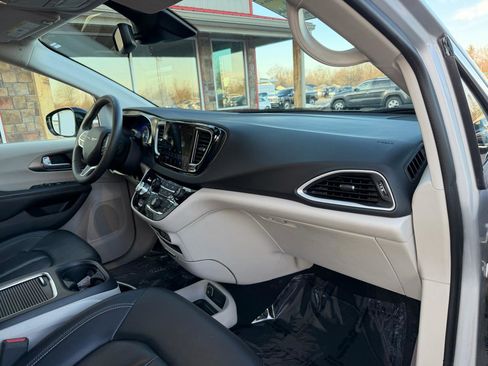 Used 2024 Chrysler Pacifica Touring-L image 23
