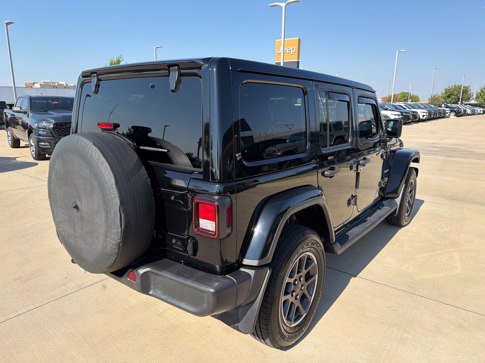Used 2023 Jeep Wrangler Unlimited Sahara w/ Cold Weather Group AWD/4WD image 5