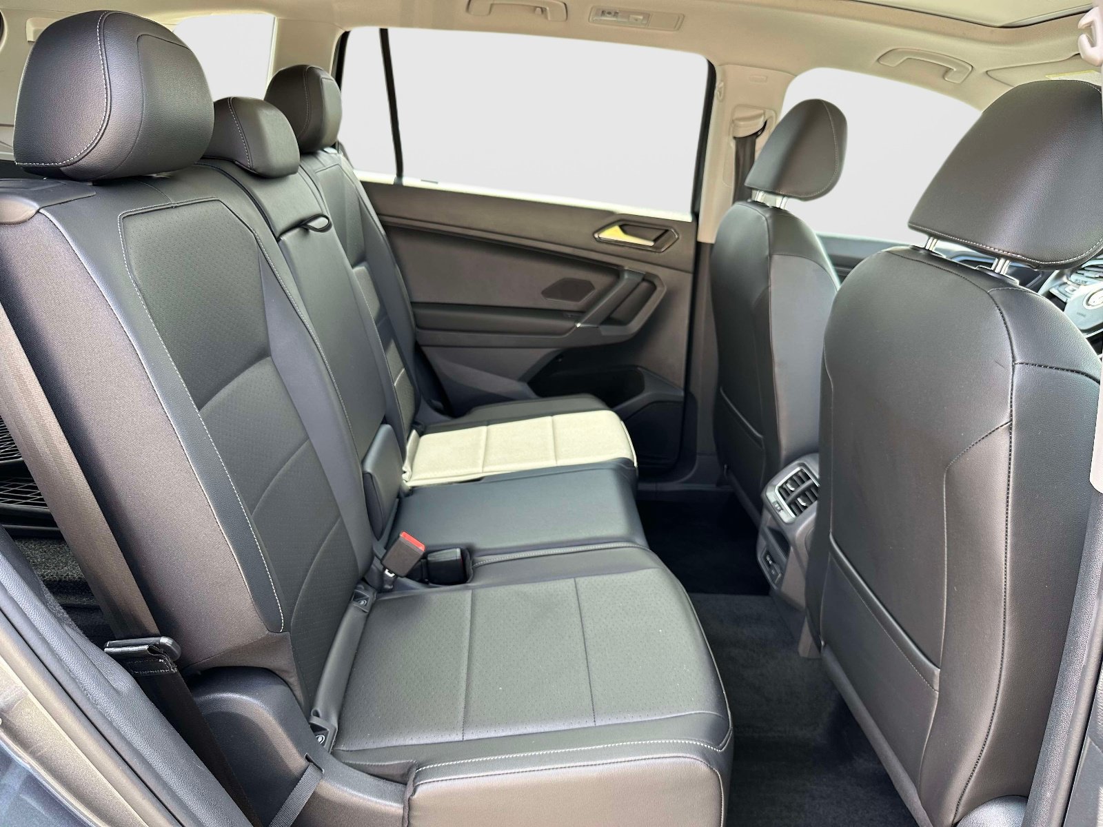 Used 2018 Volkswagen Tiguan SE FWD image 11