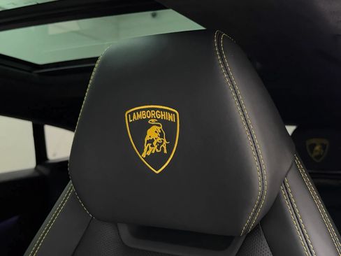 Used 2025 Lamborghini Urus SE AWD/4WD image 37