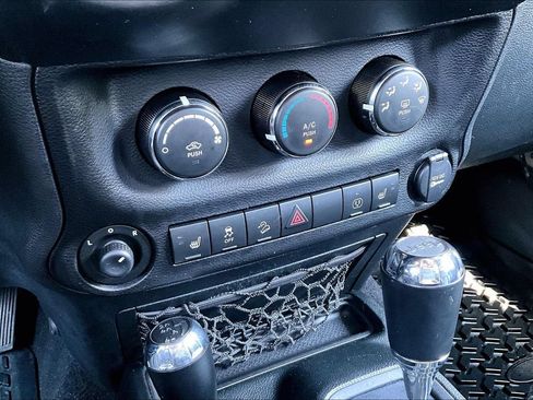 Used 2017 Jeep Wrangler Unlimited Sahara AWD/4WD image 15