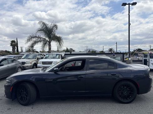 Used 2019 Dodge Charger SXT RWD image 2