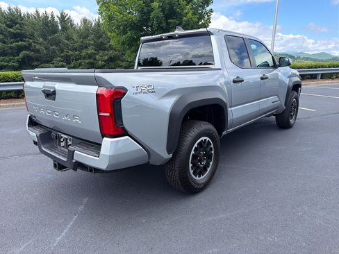 Certified 2025 Toyota Tacoma TRD Off-Road AWD/4WD image 18