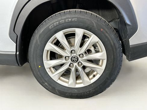 Used 2023 Toyota Corolla Cross LE image 11