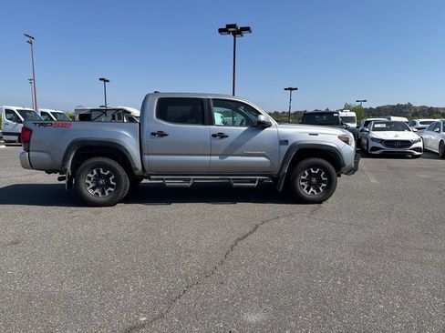 Used 2018 Toyota Tacoma TRD Off-Road AWD/4WD image 4