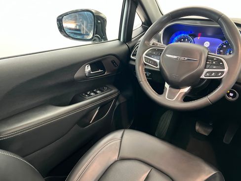 Certified 2025 Chrysler Pacifica Select FWD image 11