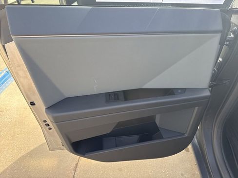 Used 2025 Tesla Cybertruck AWD Crew Cab image 9