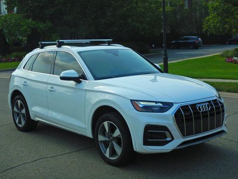 Used 2023 Audi Q5 2.0T Premium w/ Convenience Package AWD/4WD image 3