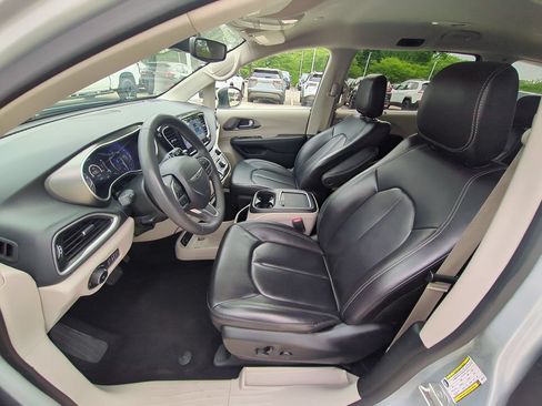 Used 2023 Chrysler Pacifica Touring-L FWD image 16