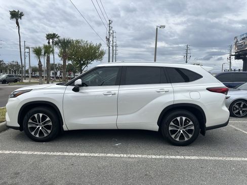 Used 2021 Toyota Highlander XLE image 11