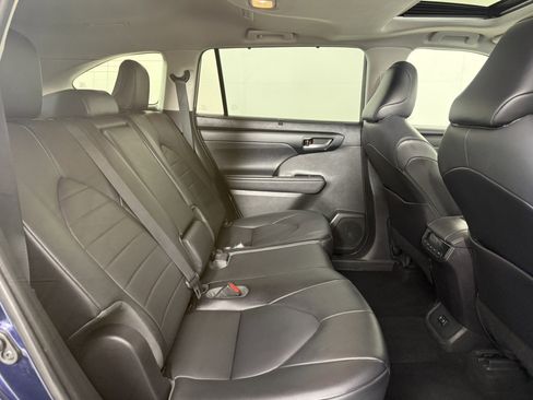 Used 2021 Toyota Highlander XLE AWD/4WD image 14