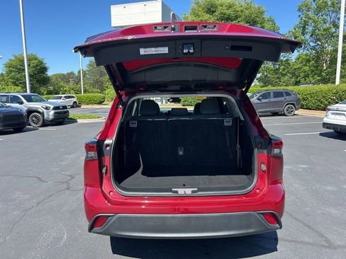 Used 2023 Toyota Highlander XLE FWD image 9