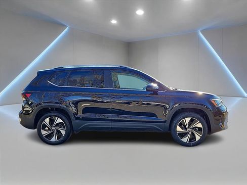Certified 2025 Volkswagen Taos SE w/ Panoramic Sunroof Package image 4