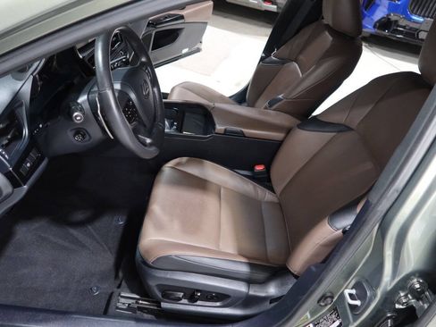 Used 2025 Lexus ES 300h w/ Premium Package FWD image 18
