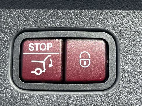 Used 2025 Mercedes-Benz GLC 300 image 11