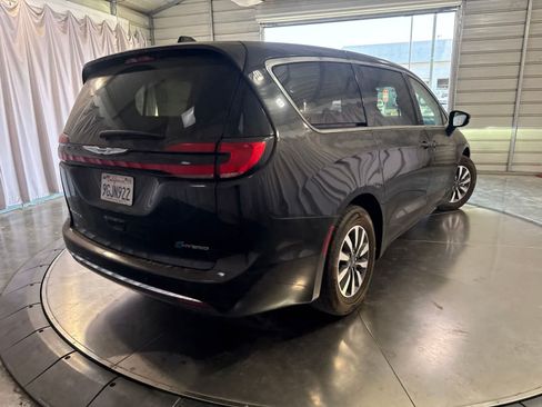 Used 2023 Chrysler Pacifica Touring-L FWD image 5