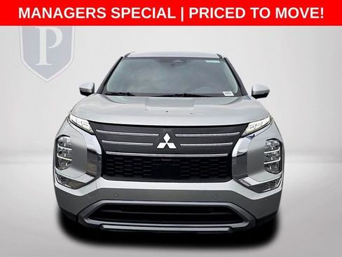 Used 2025 Mitsubishi Outlander SE FWD image 12