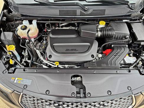 Used 2025 Chrysler Pacifica Select FWD image 11