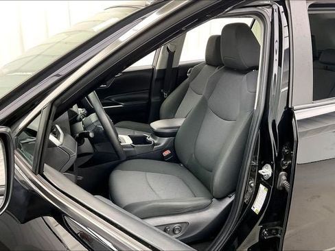 Used 2024 Toyota RAV4 XLE AWD/4WD image 8