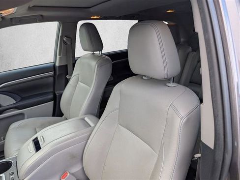 Used 2019 Toyota Highlander Limited image 16